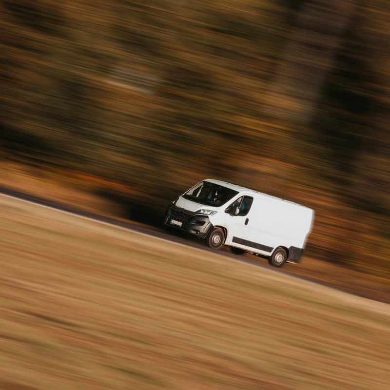 Transporter auf Landstraße bei Herbstwetter